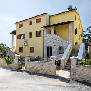 Appartamento Dadic With Parking & Playground, Medolino